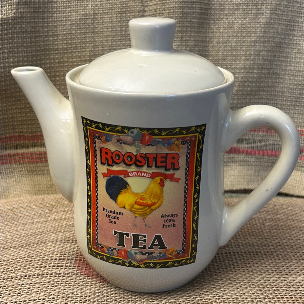 Vintage BAY ISLAND INC. Rooster /Chicken Lt.Tan Ceramic Coffee/Teapot